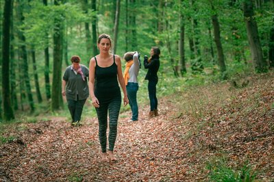 Manuela Peschmann Thérapie Forestière HD_@Emilie Fux - Bain de forêt 2021