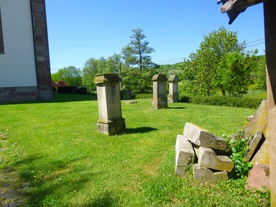 Tombes anciennes autour de l'église protestante de Berg