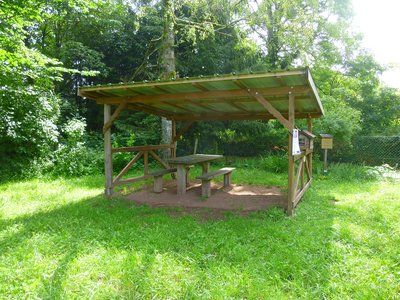 Tables de pique-nique et abri permettent de faire une petite pause dans cet environnement fleuri