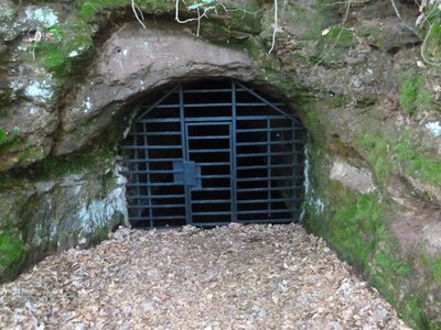 Une des entrées du souterrain, close par une grille spéciale "chauve-souris"