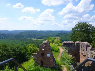 Un pan de mur à gauche, et la tour du puits, à droite