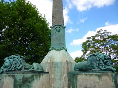 Un petit portail permet d'accéder à l'intérieur du monument afin de le voir de plus près