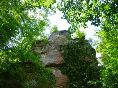 Le rocher massif qui aurait servi de base au château