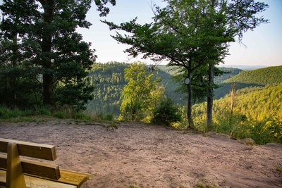 Le Rocher du Corbeau et son banc pour admirer le paysage