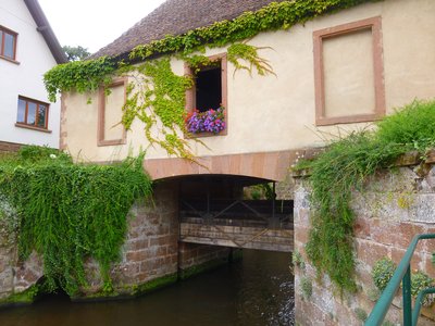 La porte d'eau abritant l'écluse qui servait à renvoyer l'eau de la rivière vers les fossés de l'enceinte