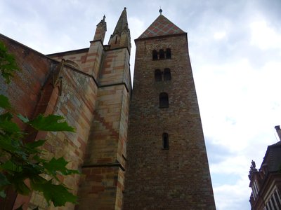 Le clocher carré, unique vestige de l'église romane du 11e siècle