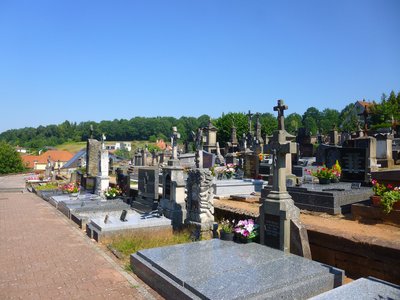 Certaines tombes du cimetière de Meisenthal sont sculptées dans des styles différents, certaines par les maîtres verriers.