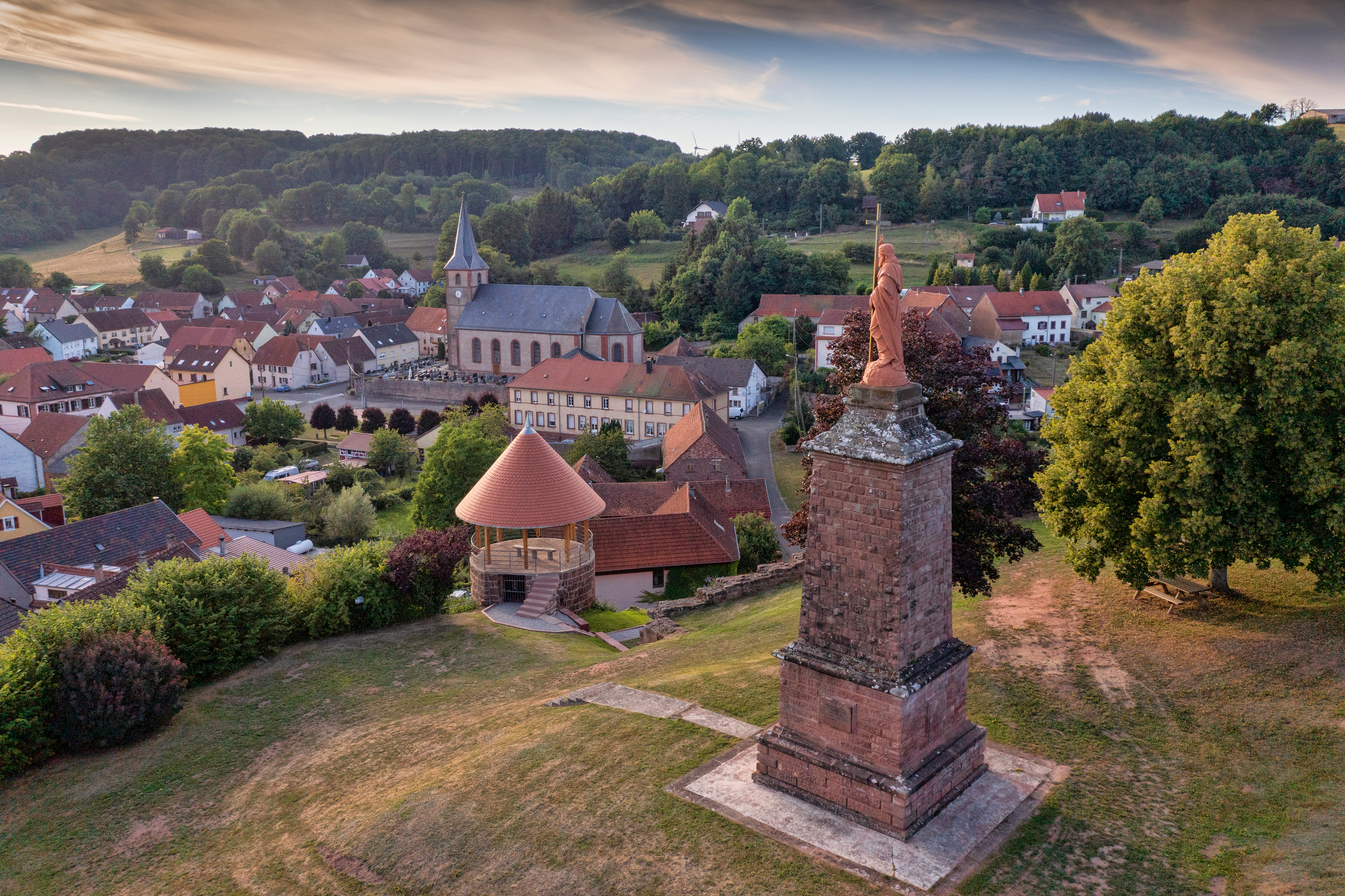 Ancienne tour du Weckersburg et vue sur Walschbronn