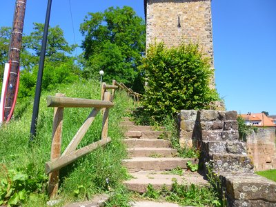 Gravir l'escalier menant à la tour de la Poudrière.